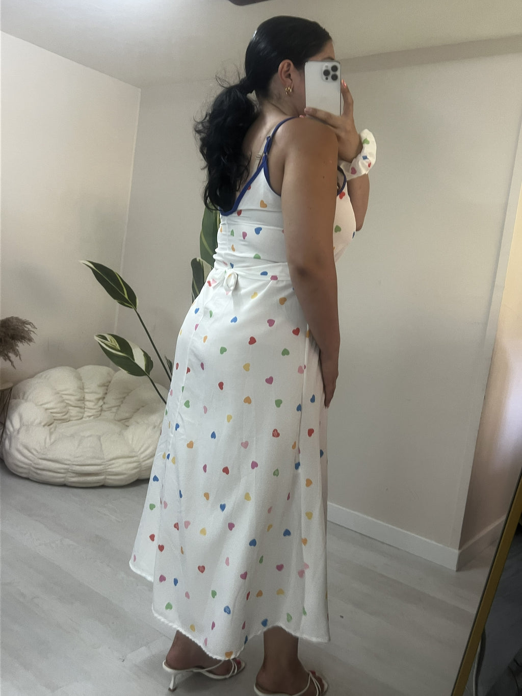 Midi Φόρεμα με print, ζωνάκι μέσης και scrunchy - Λευκό με καρδιές