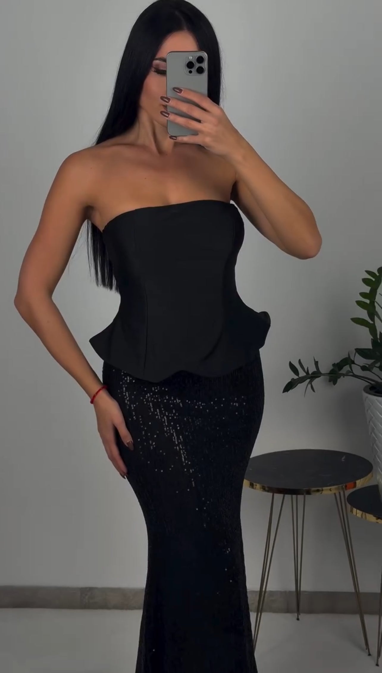 Στράπλες μάξι φόρεμα με παγιέτες στην φούστα - Μαύρο