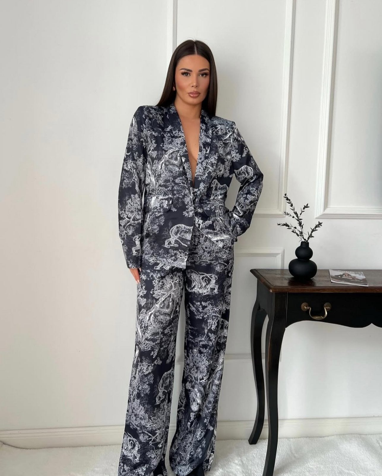 Suit with satin texture and jungle pattern - Black
