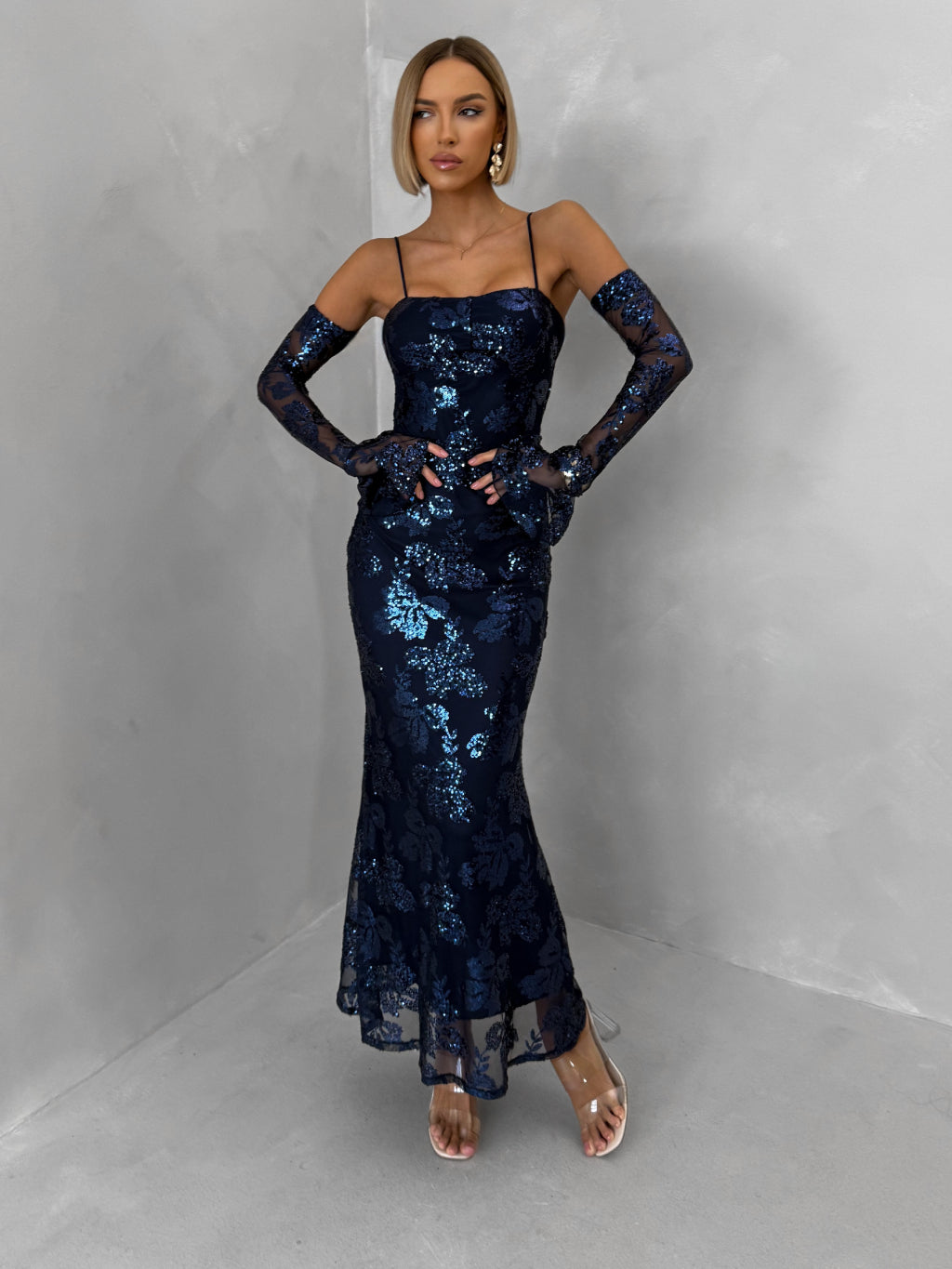 Maxi εφαρμοστό φόρεμα με διάφανα μανίκια (τύπου γάντια) και κεντητές παγιέτες - Μπλε