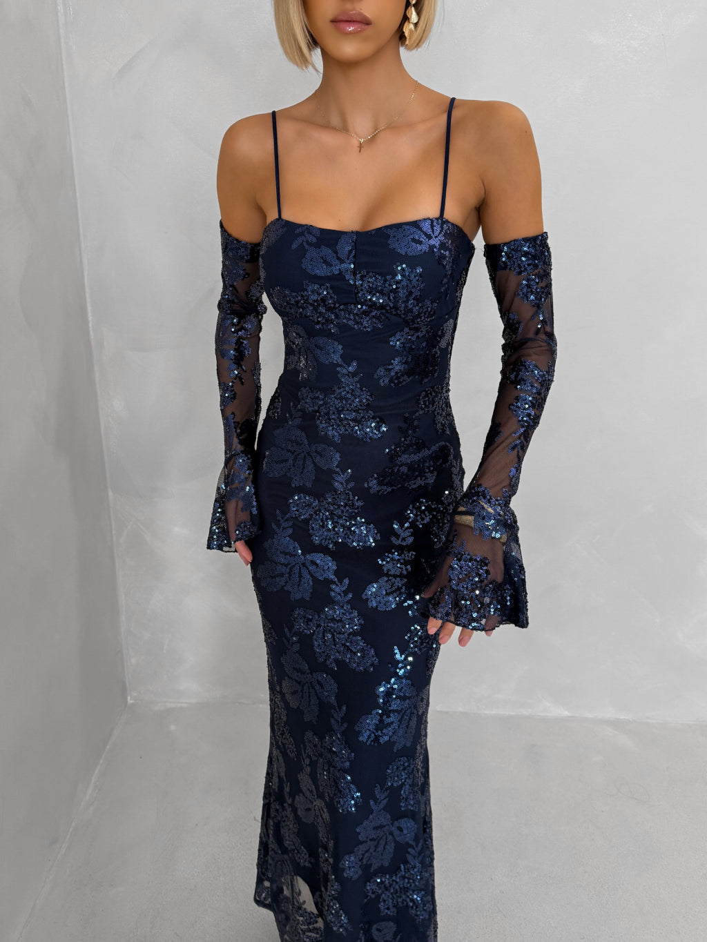 Maxi εφαρμοστό φόρεμα με διάφανα μανίκια (τύπου γάντια) και κεντητές παγιέτες - Μπλε