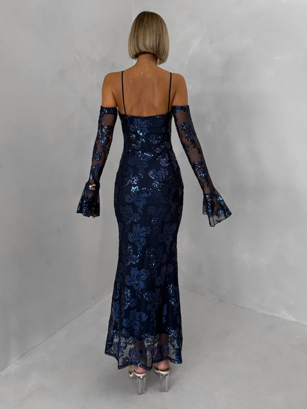 Maxi εφαρμοστό φόρεμα με διάφανα μανίκια (τύπου γάντια) και κεντητές παγιέτες - Μπλε