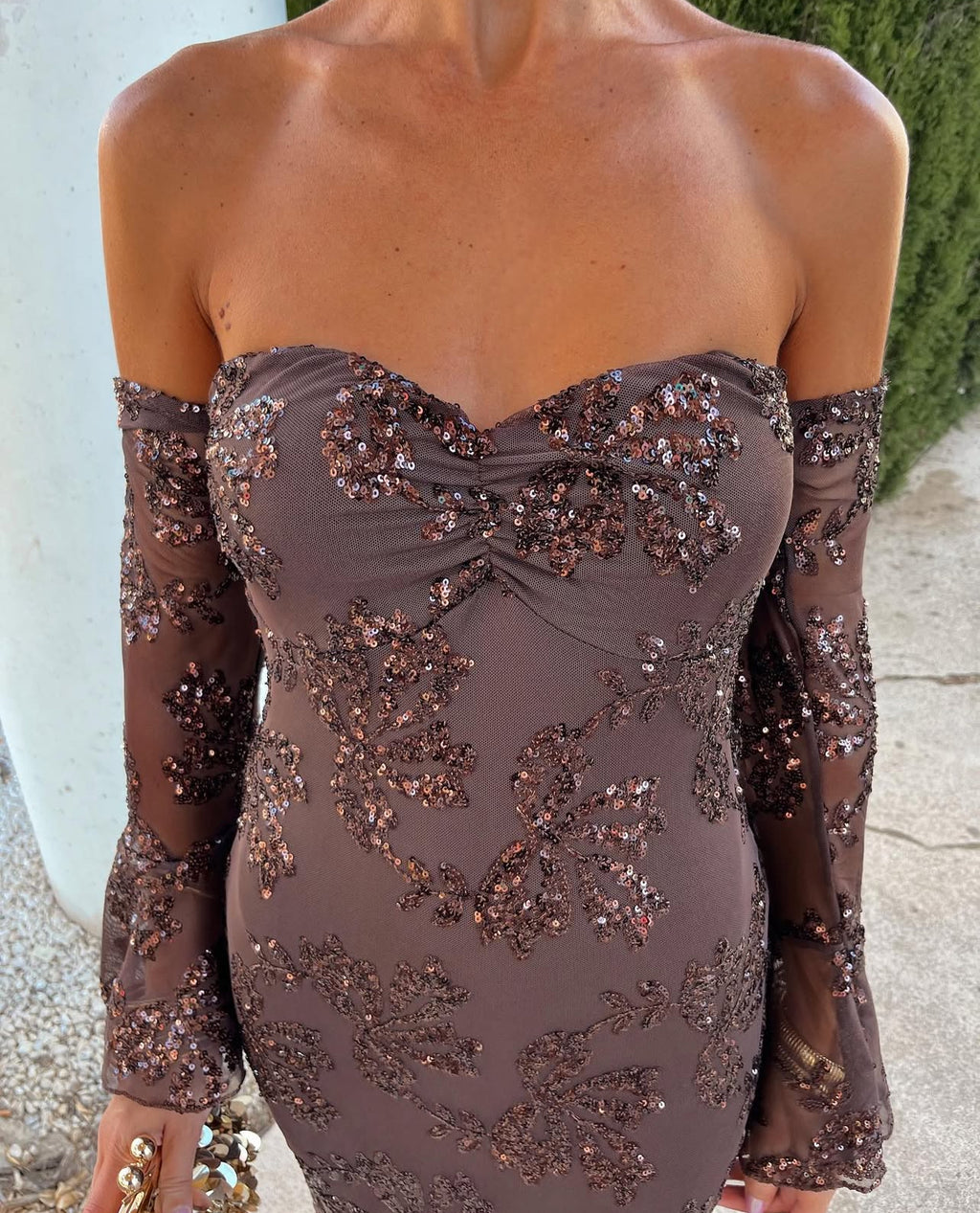 Maxi εφαρμοστό φόρεμα με διάφανα μανίκια (τύπου γάντια) και κεντητές παγιέτες - Σοκολατί