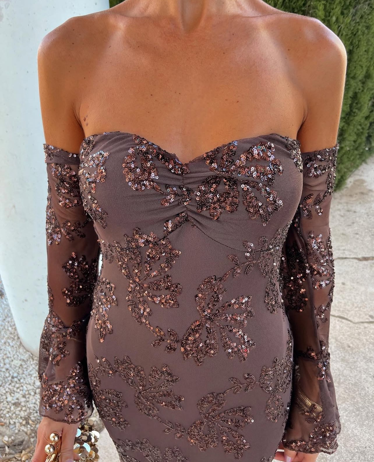 Maxi εφαρμοστό φόρεμα με διάφανα μανίκια (τύπου γάντια) και κεντητές παγιέτες - Σοκολατί
