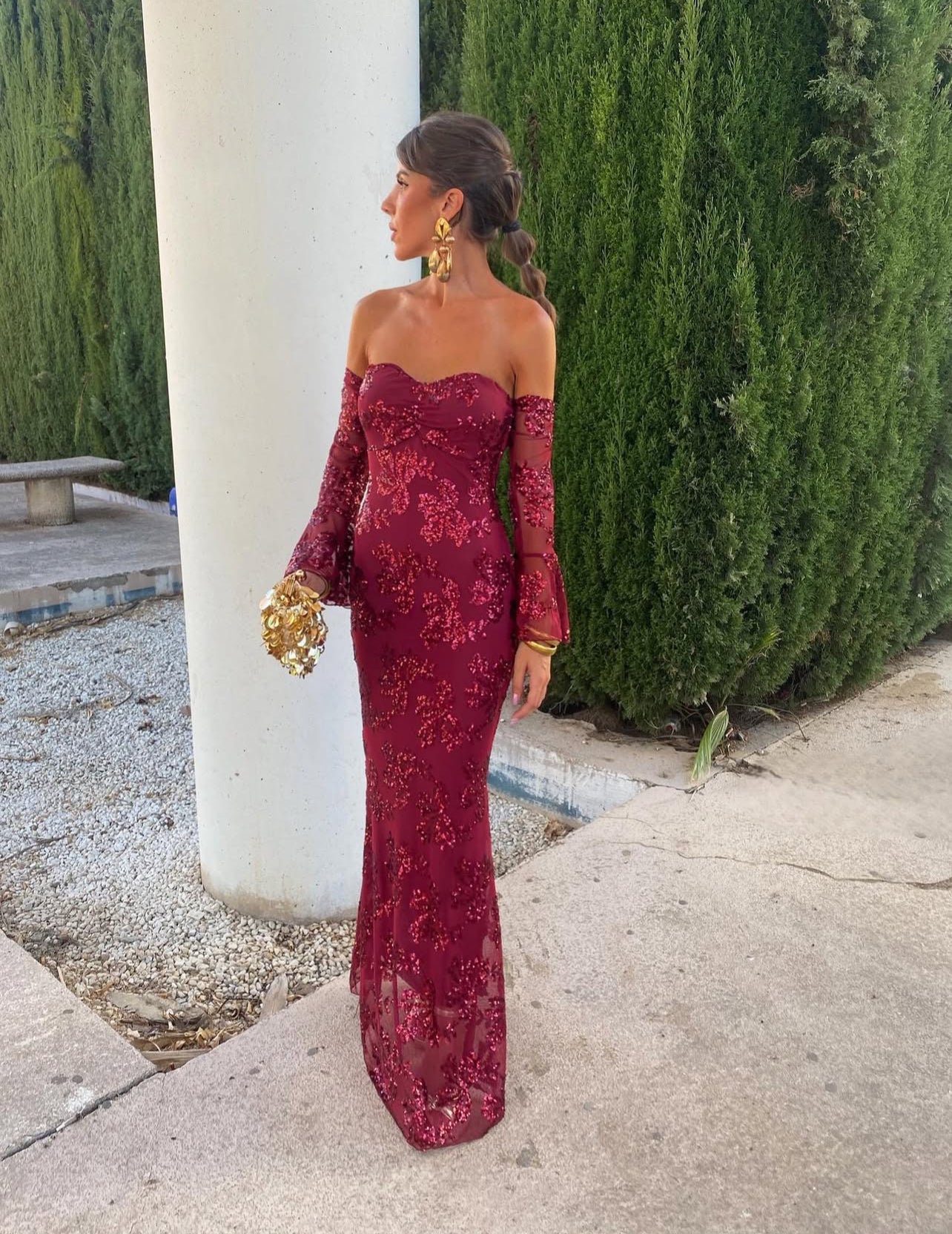 Maxi εφαρμοστό φόρεμα με διάφανα μανίκια (τύπου γάντια) και κεντητές παγιέτες - Μπορντό