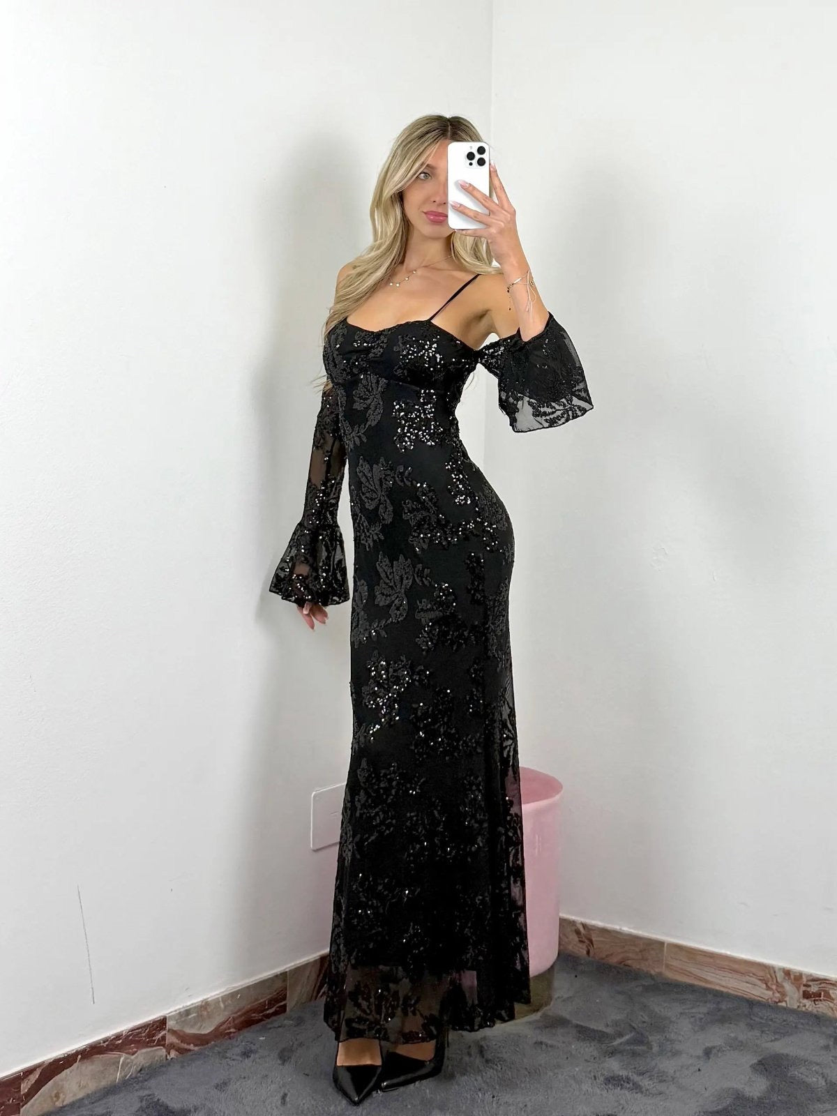 Maxi εφαρμοστό φόρεμα με διάφανα μανίκια (τύπου γάντια) και κεντητές παγιέτες - Μαύρο