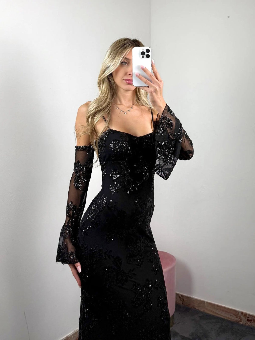 Maxi εφαρμοστό φόρεμα με διάφανα μανίκια (τύπου γάντια) και κεντητές παγιέτες - Μαύρο