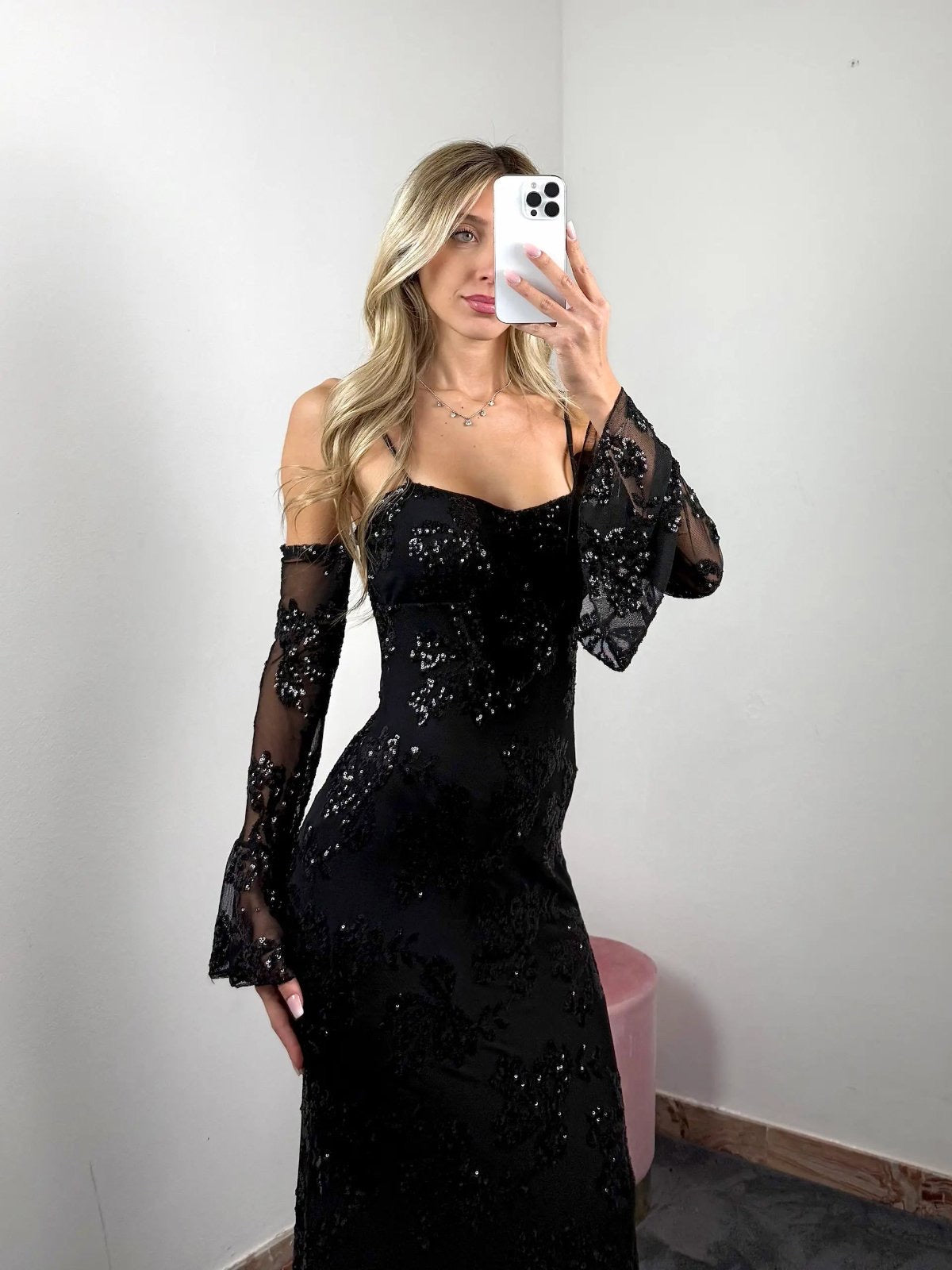 Maxi εφαρμοστό φόρεμα με διάφανα μανίκια (τύπου γάντια) και κεντητές παγιέτες - Μαύρο