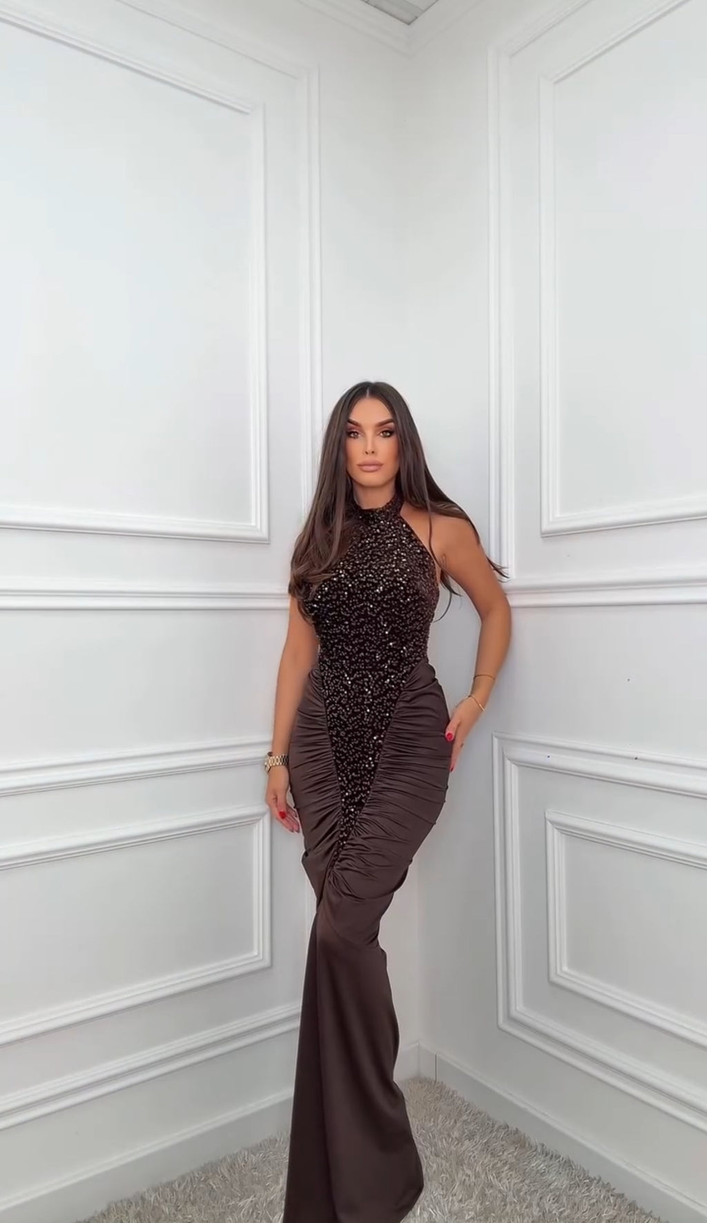 Maxi εφαρμοστό halter-neck φόρεμα με κεντητές παγιέτες - Σοκολατί