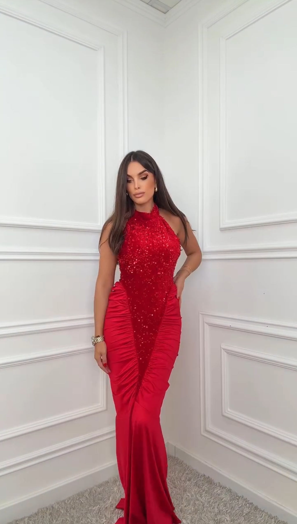 Maxi εφαρμοστό halter-neck φόρεμα με κεντητές παγιέτες - Κόκκινο