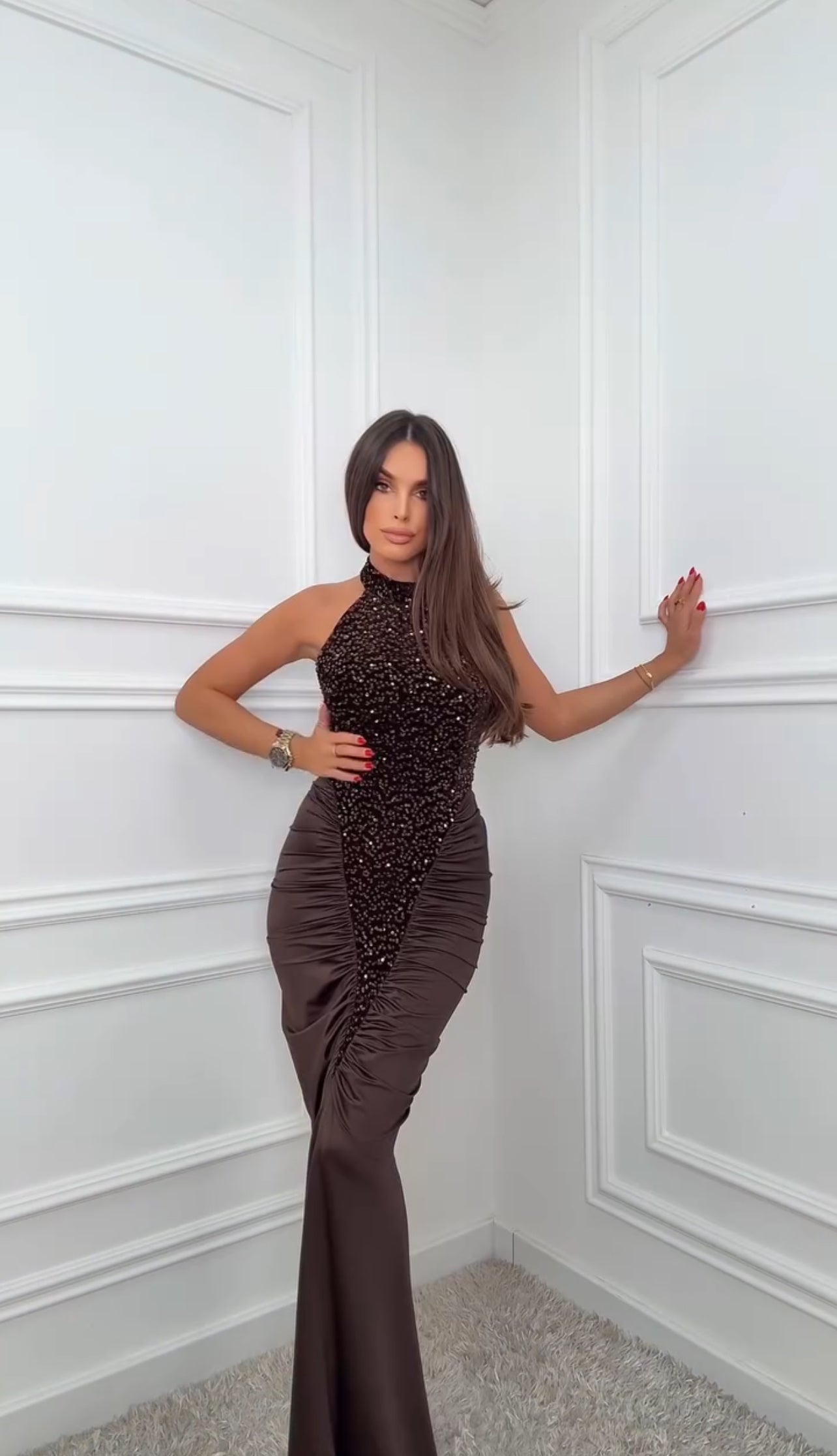 Maxi εφαρμοστό halter-neck φόρεμα με κεντητές παγιέτες - Σοκολατί