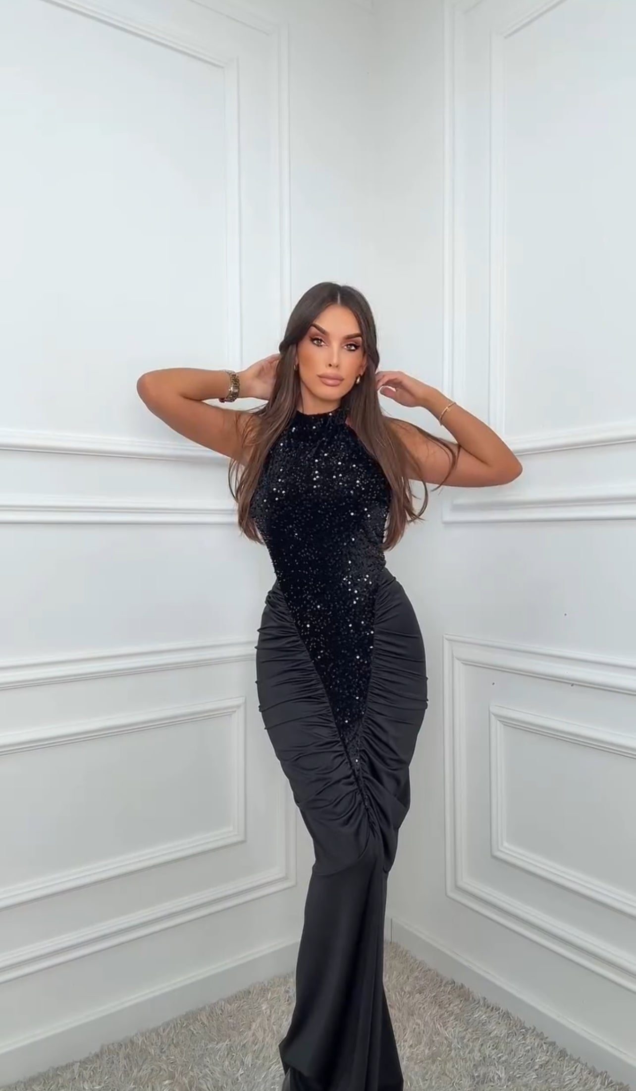 Maxi εφαρμοστό halter-neck φόρεμα με κεντητές παγιέτες - Μαύρο