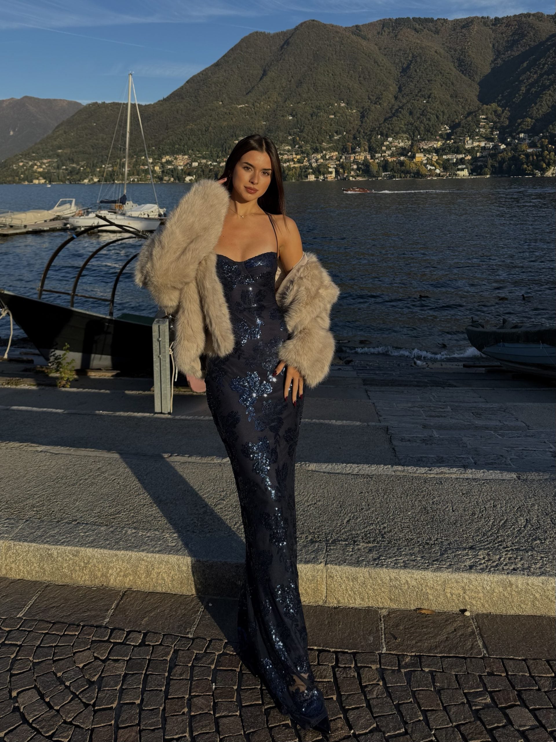 Maxi βραδινό φόρεμα με ανοιχτή πλάτη και λεπτομέρειες από παγιέτες - Μπλε