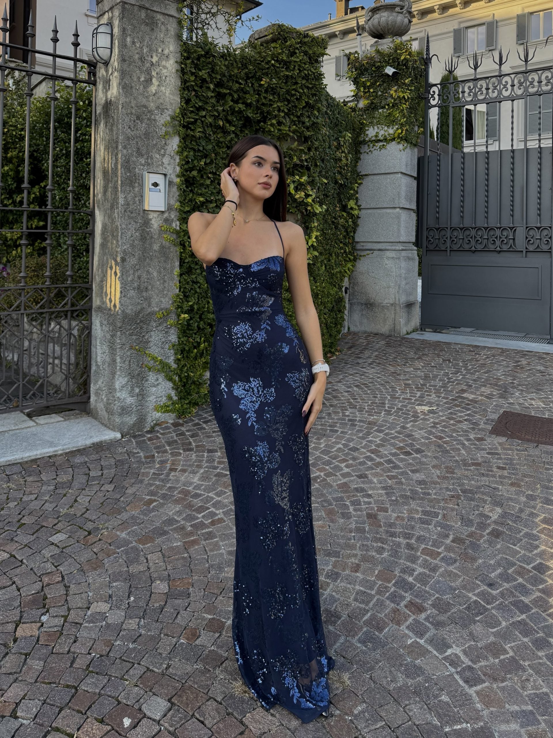 Maxi βραδινό φόρεμα με ανοιχτή πλάτη και λεπτομέρειες από παγιέτες - Μπλε