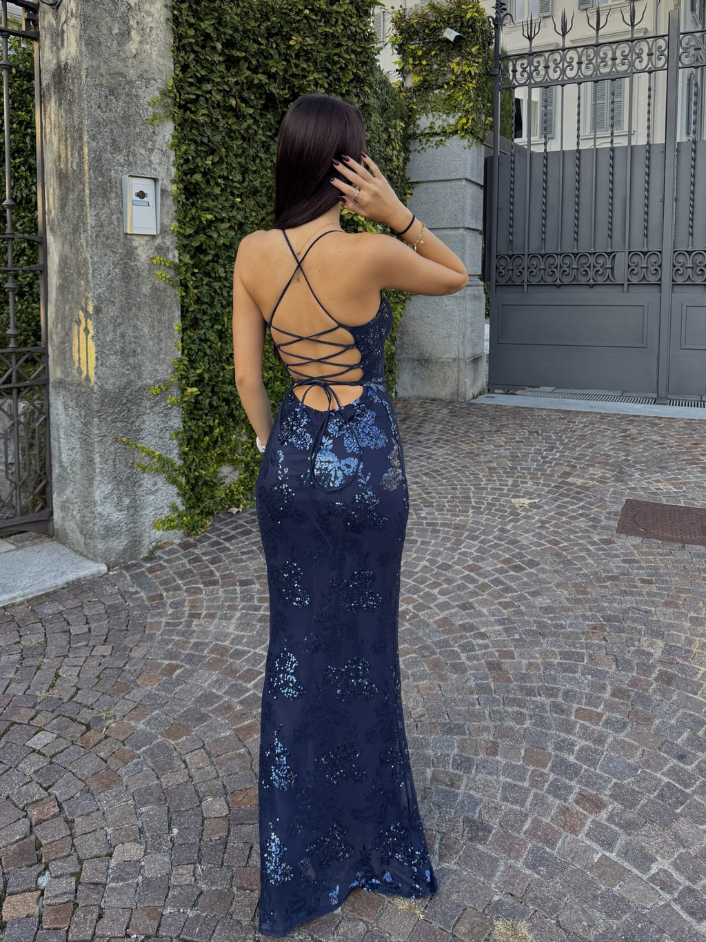 Maxi βραδινό φόρεμα με ανοιχτή πλάτη και λεπτομέρειες από παγιέτες - Μπλε