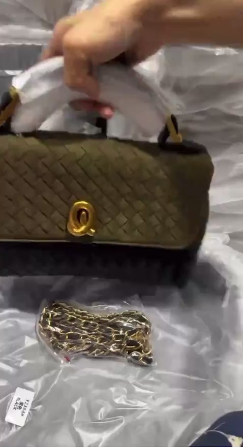 Σουέντ τσάντα με δερματίνη λεπτομέρειες και πλεκτό σχέδιο