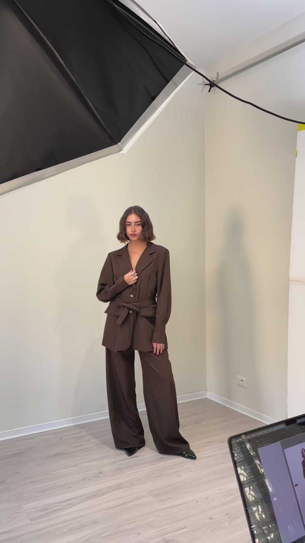 Σετ ριγέ παντελόνι σε ίσια γραμμή και σακάκι με ζώνη - Σοκολατί