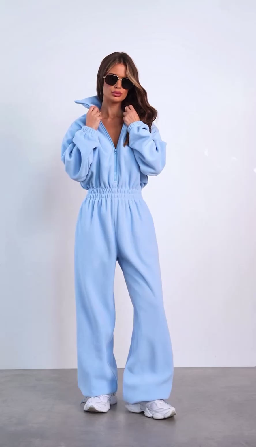 Ολόσωμη φόρμα φούτερ με φερμουάρ και πλαϊνές τσέπες – Σοκολατί