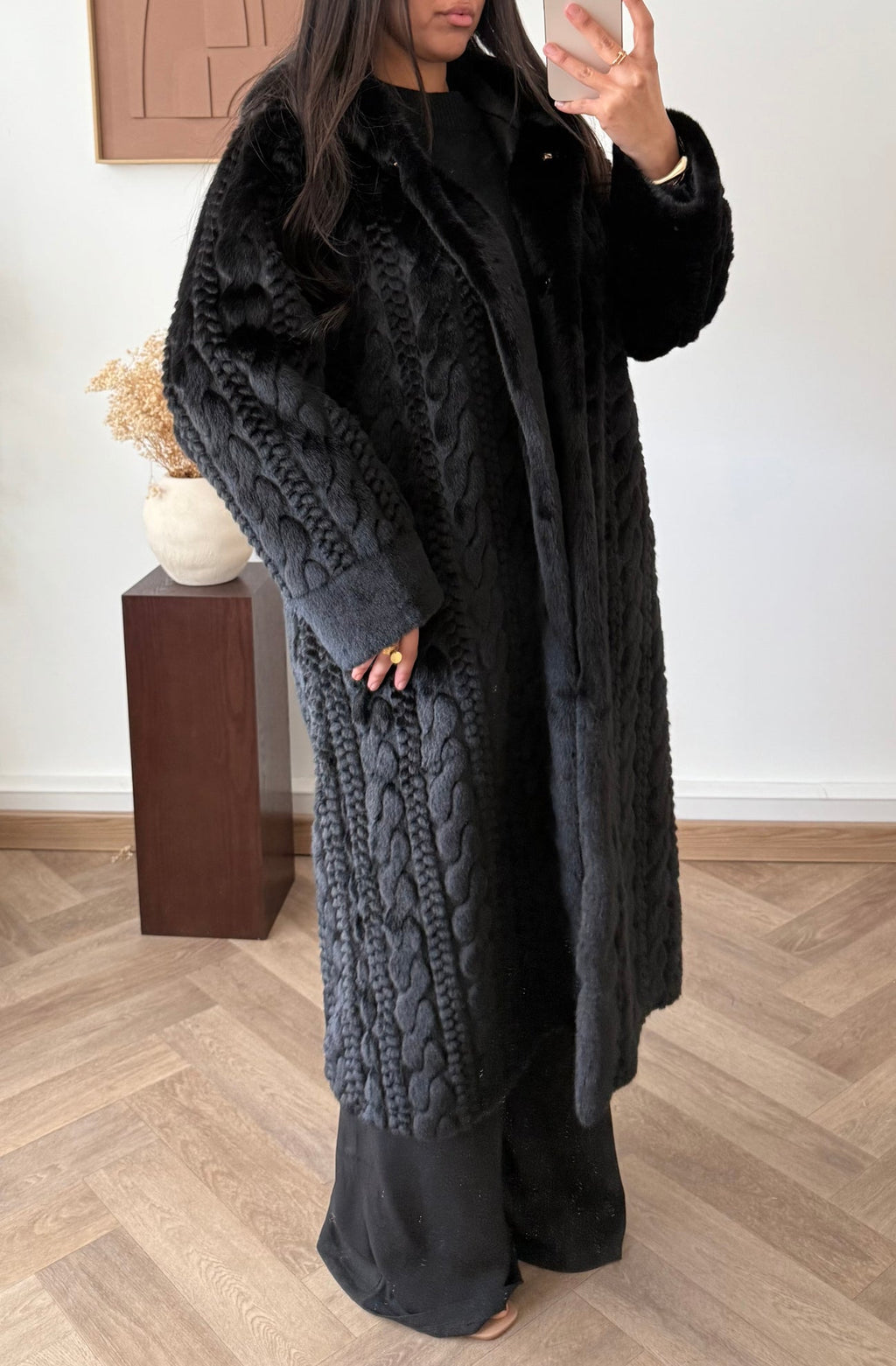 Γούνινο παλτό με ανάγλυφες πλεξούδες και κουκούλα - Μαύρο