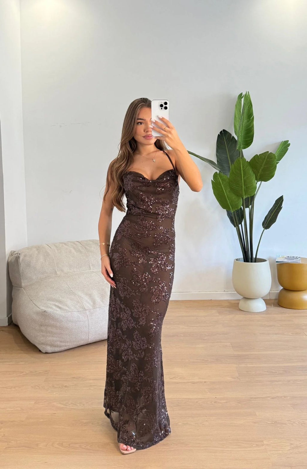 Μάξι φόρεμα με κεντητά λουλούδια από παγιέτα και ανοιχτή πλάτη - Σοκολατί