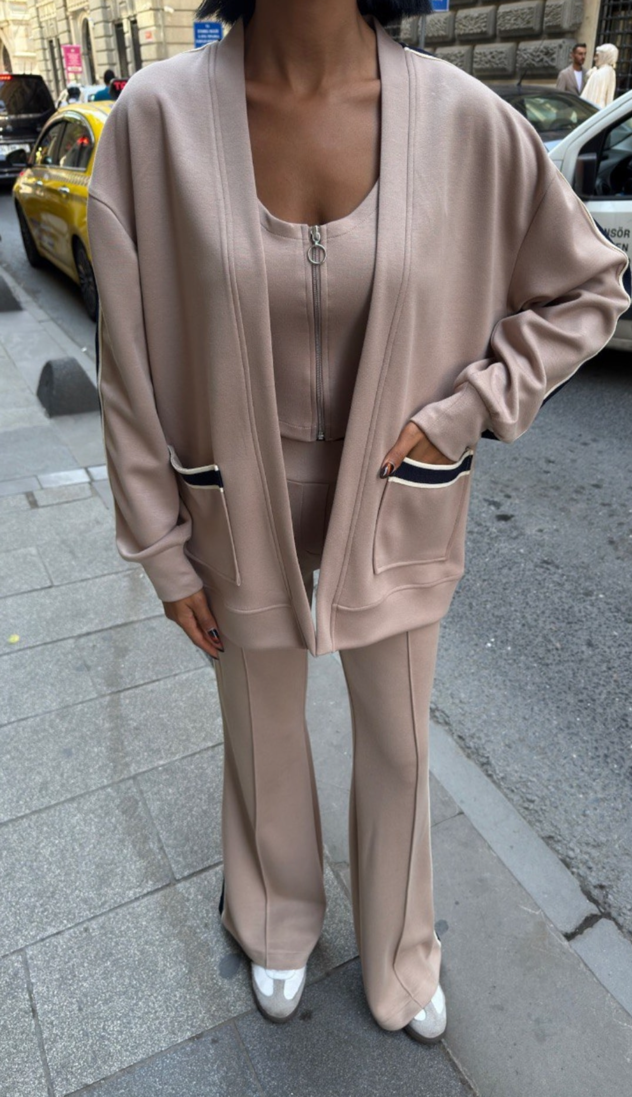 Σετ 3 τεμαχίων, μπλούζα με φερμουάρ, ζακέτα με ζώνη και εφαρμοστό παντελόνι καμπάνα - Μπεζ