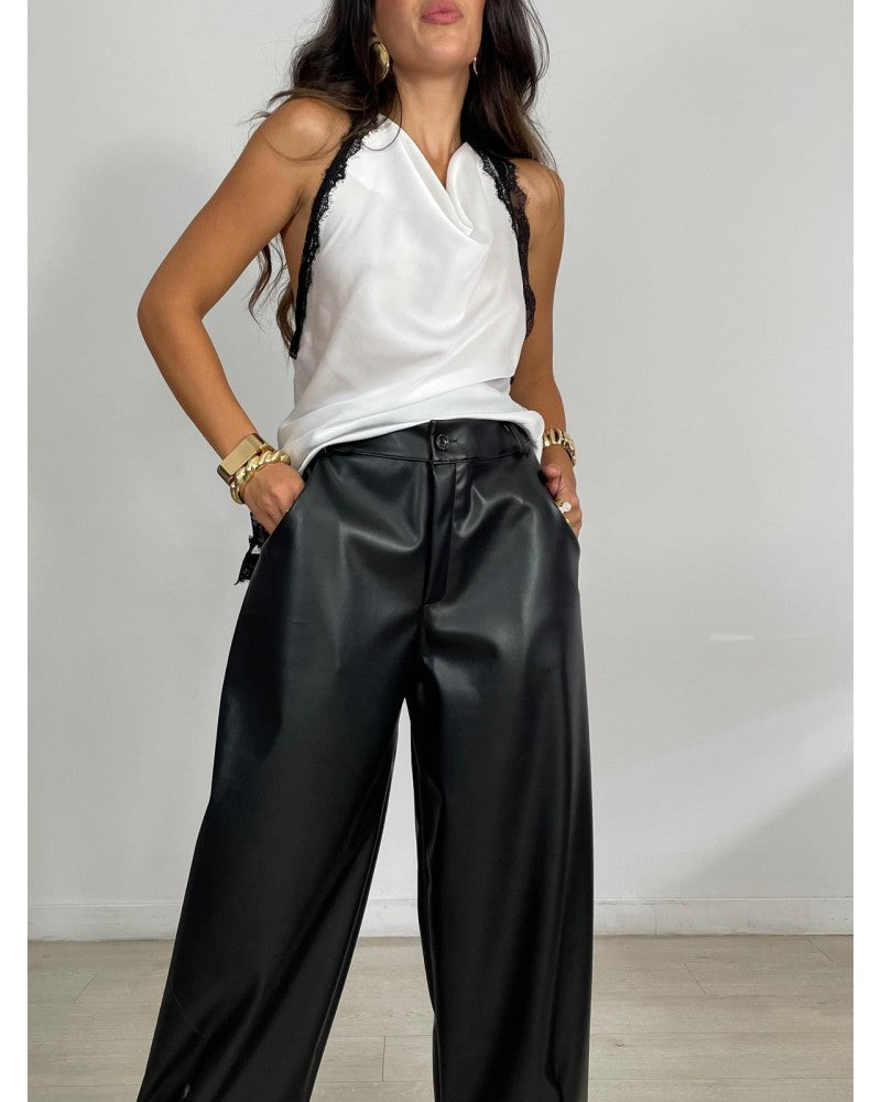 Δερματίνη παντελόνι με κουμπί και πλαϊνές τσέπες - Μαύρο