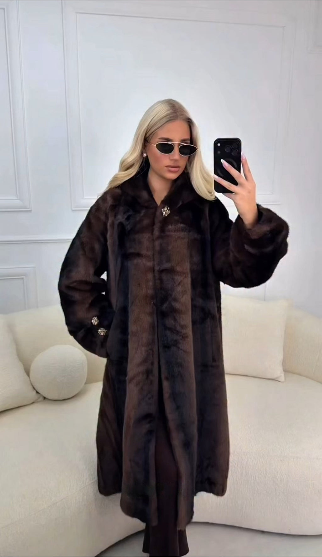 Μακριά γούνα με κρυφά κουμπώματα και καρφίτσα - Σοκολατί
