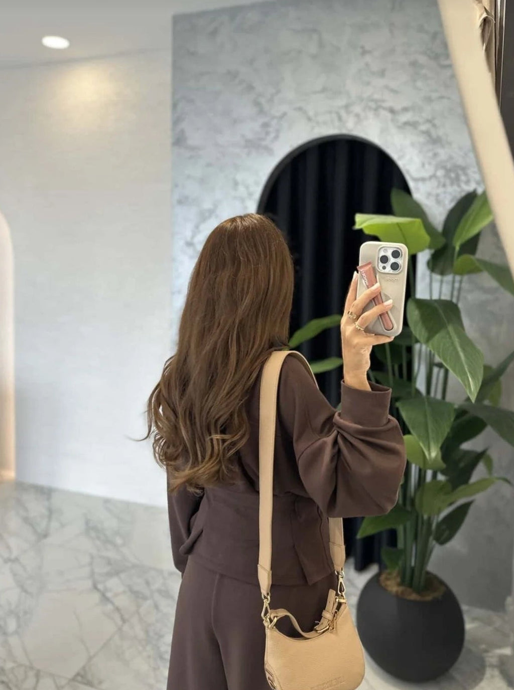 Σετ φόρμα, ζακέτα με ζώνη και παντελόνι σε φαρδιά γραμμή - Σοκολατί