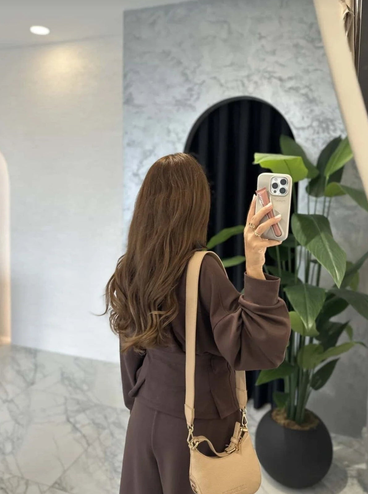 Σετ φόρμα, ζακέτα με ζώνη και παντελόνι σε φαρδιά γραμμή - Σοκολατί