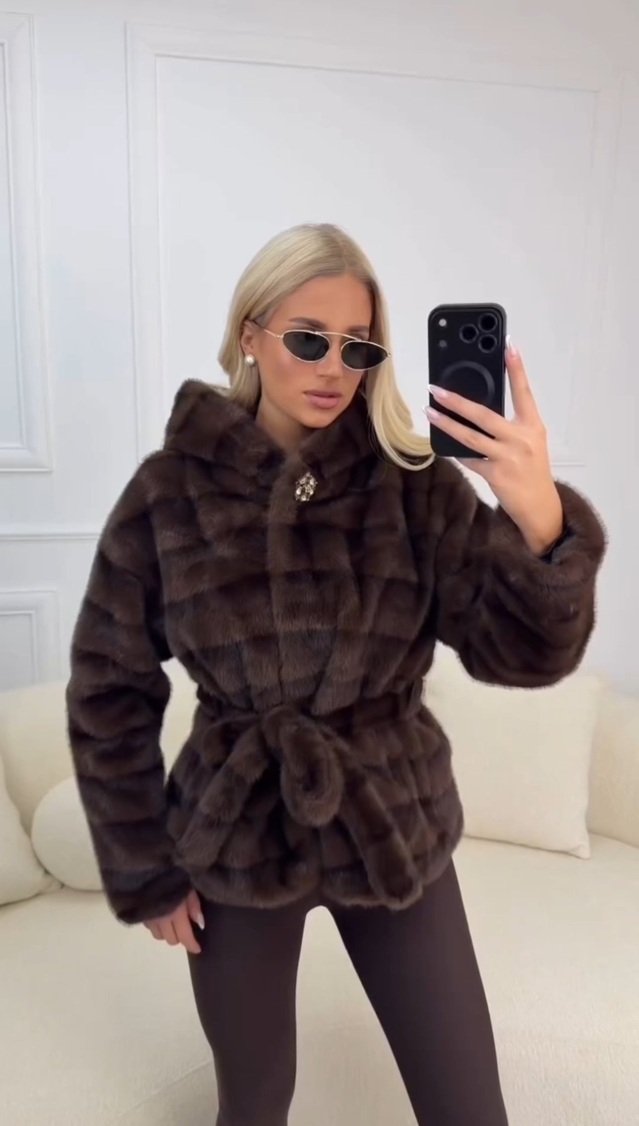 Συνθετική γούνα με ζώνη, κουκούλα και καρφίτσα - Σοκολατί