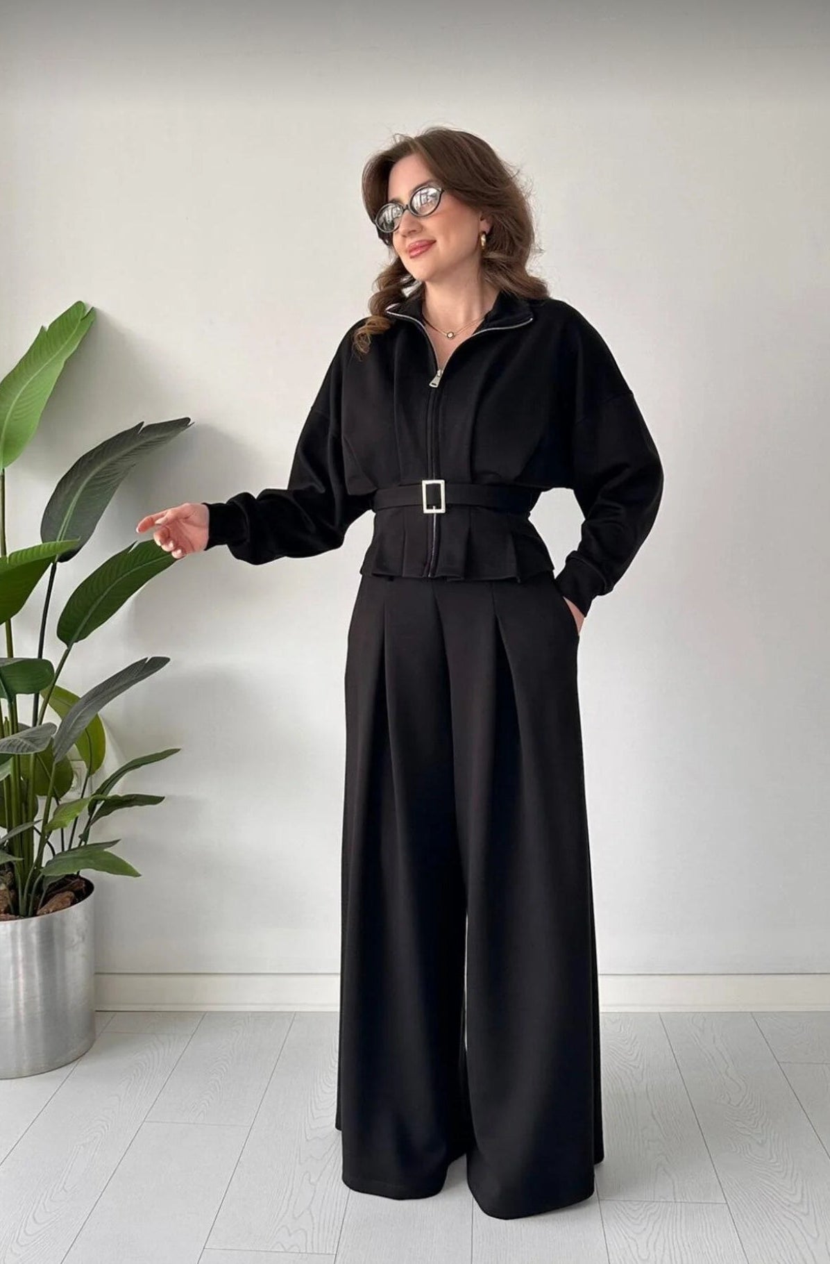 Σετ φόρμα, ζακέτα με ζώνη και παντελόνι σε φαρδιά γραμμή - Μαύρο