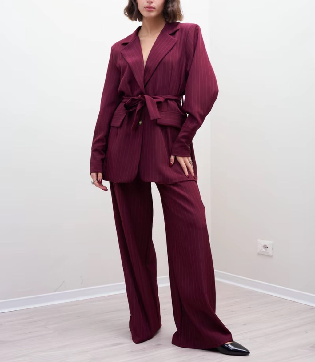 Σετ ριγέ παντελόνι σε ίσια γραμμή και σακάκι με ζώνη - Μπορντό