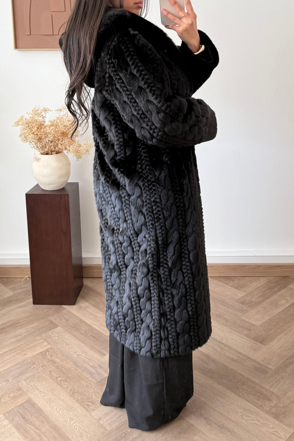 Γούνινο παλτό με ανάγλυφες πλεξούδες και κουκούλα - Μαύρο