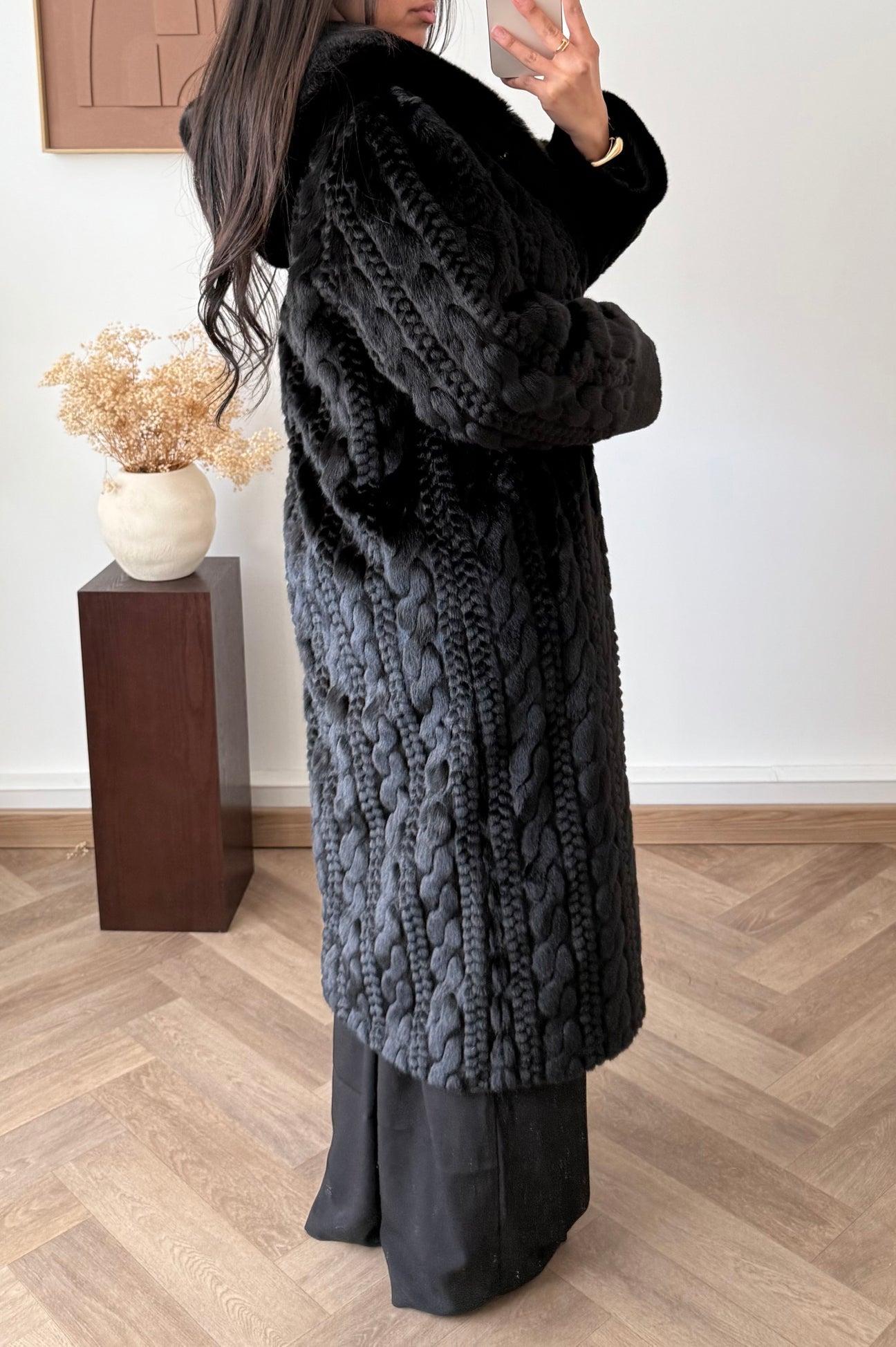 Γούνινο παλτό με ανάγλυφες πλεξούδες και κουκούλα - Μαύρο