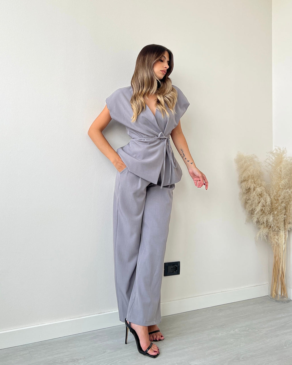 Σετ γιλέκο με κουμπί και ζώνη & παντελόνι με λάστιχο στη μέση - Γκρι