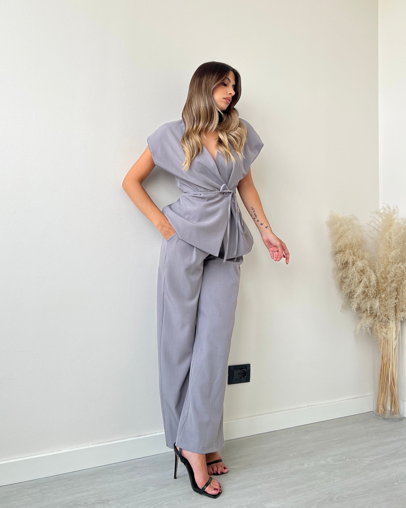 Σετ γιλέκο με κουμπί και ζώνη & παντελόνι με λάστιχο στη μέση - Γκρι