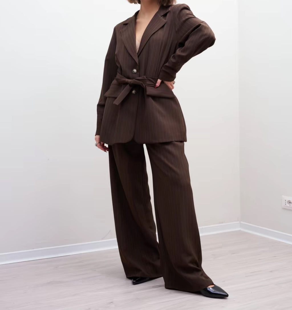 Σετ ριγέ παντελόνι σε ίσια γραμμή και σακάκι με ζώνη - Σοκολατί