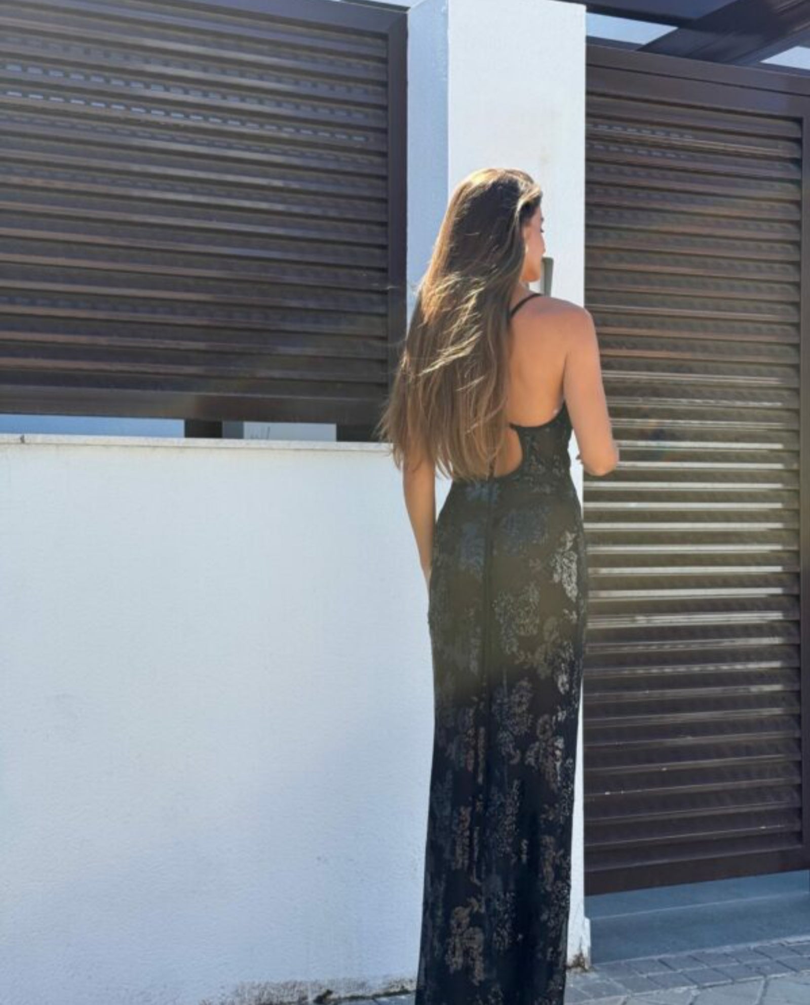 Μάξι φόρεμα με κεντητά λουλούδια από παγιέτα και ανοιχτή πλάτη - Μαύρο