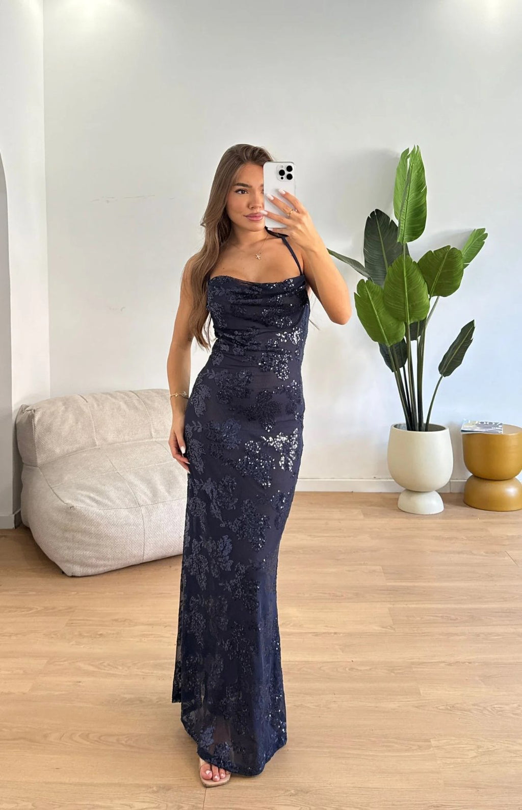 Μάξι φόρεμα με κεντητά λουλούδια από παγιέτα και ανοιχτή πλάτη - Μπλε