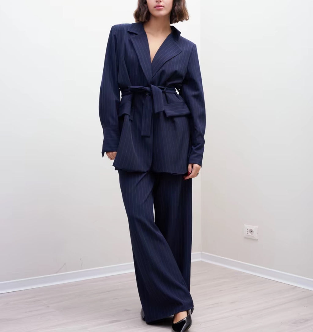 Σετ ριγέ παντελόνι σε ίσια γραμμή και σακάκι με ζώνη - Μπλε