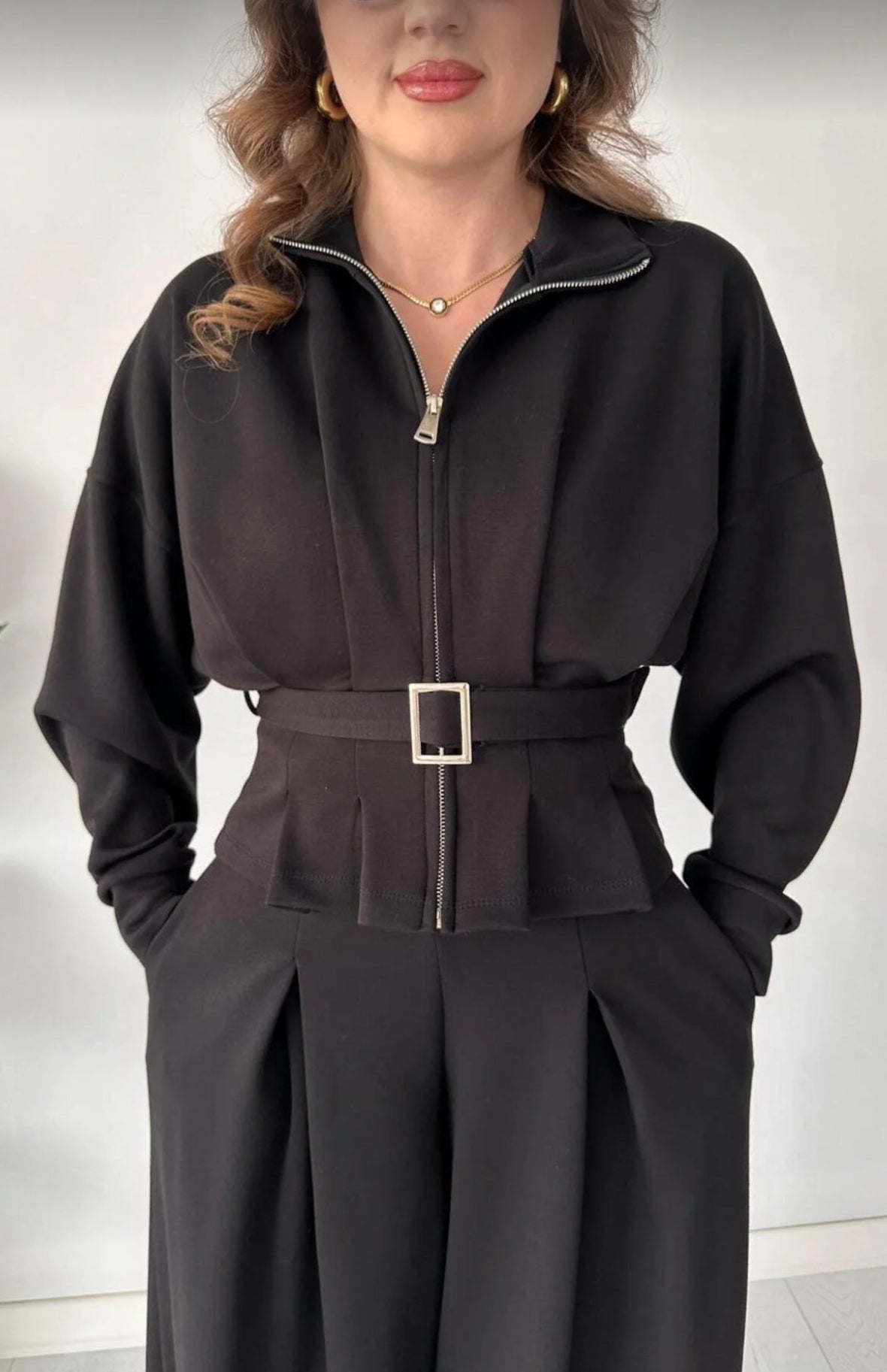 Σετ φόρμα, ζακέτα με ζώνη και παντελόνι σε φαρδιά γραμμή - Μαύρο