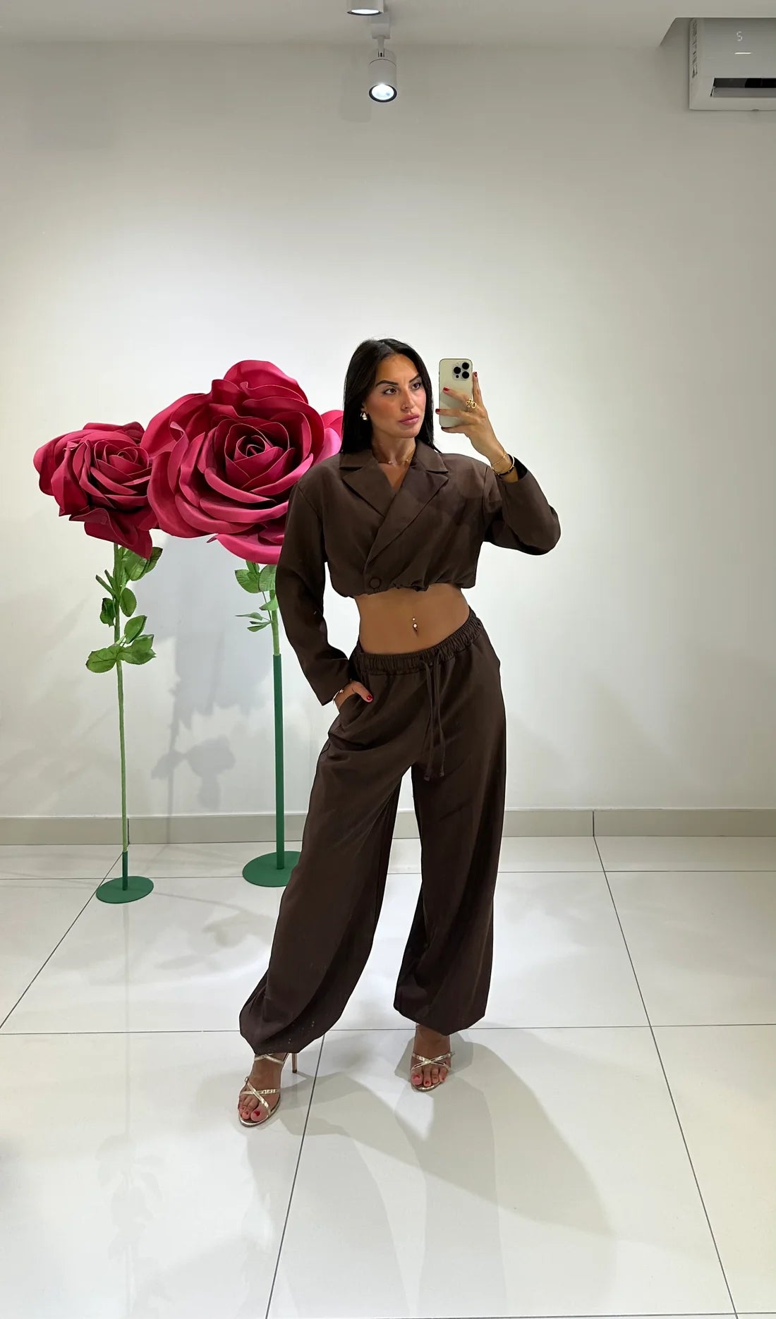 Σετ palazzo παντελόνι με λάστιχο στην μέση και στα μπατζάκια & cropped σακάκι - Σοκολατί