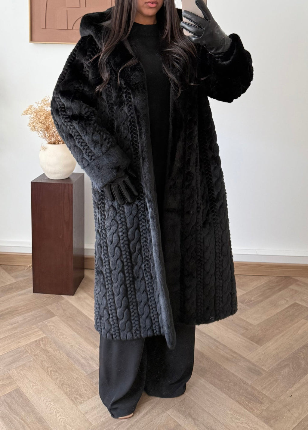 Γούνινο παλτό με ανάγλυφες πλεξούδες και κουκούλα - Μαύρο