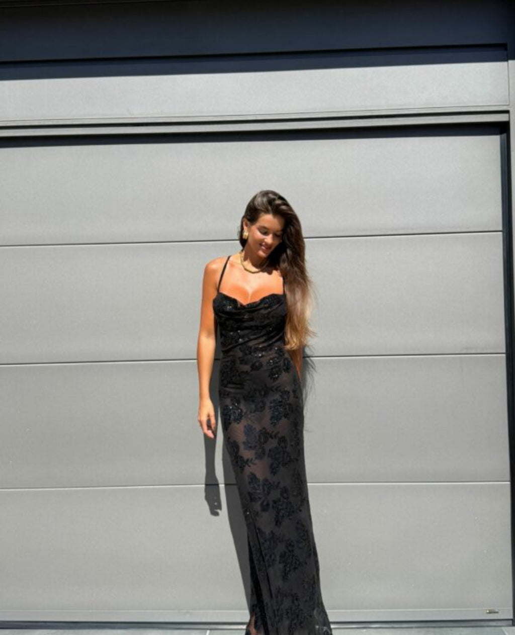 Μάξι φόρεμα με κεντητά λουλούδια από παγιέτα και ανοιχτή πλάτη - Μαύρο