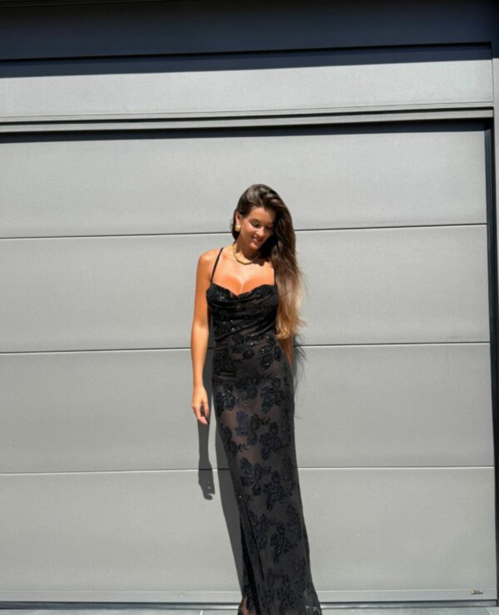 Μάξι φόρεμα με κεντητά λουλούδια από παγιέτα και ανοιχτή πλάτη - Μαύρο