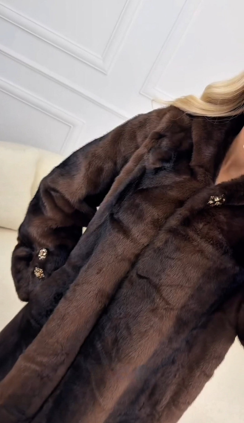 Μακριά γούνα με κρυφά κουμπώματα και καρφίτσα - Σοκολατί