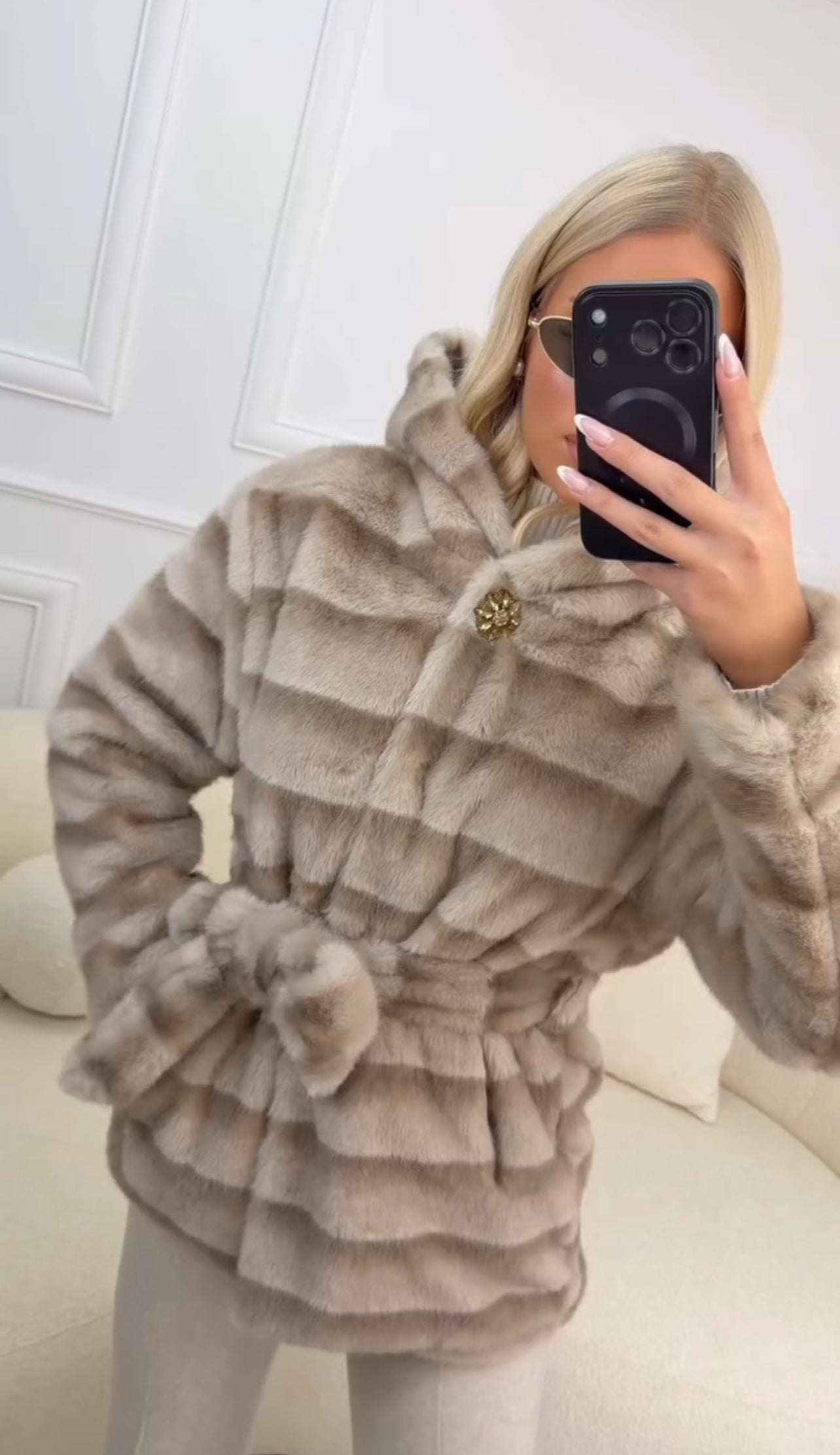 Συνθετική γούνα με ζώνη, κουκούλα και καρφίτσα - Μπεζ