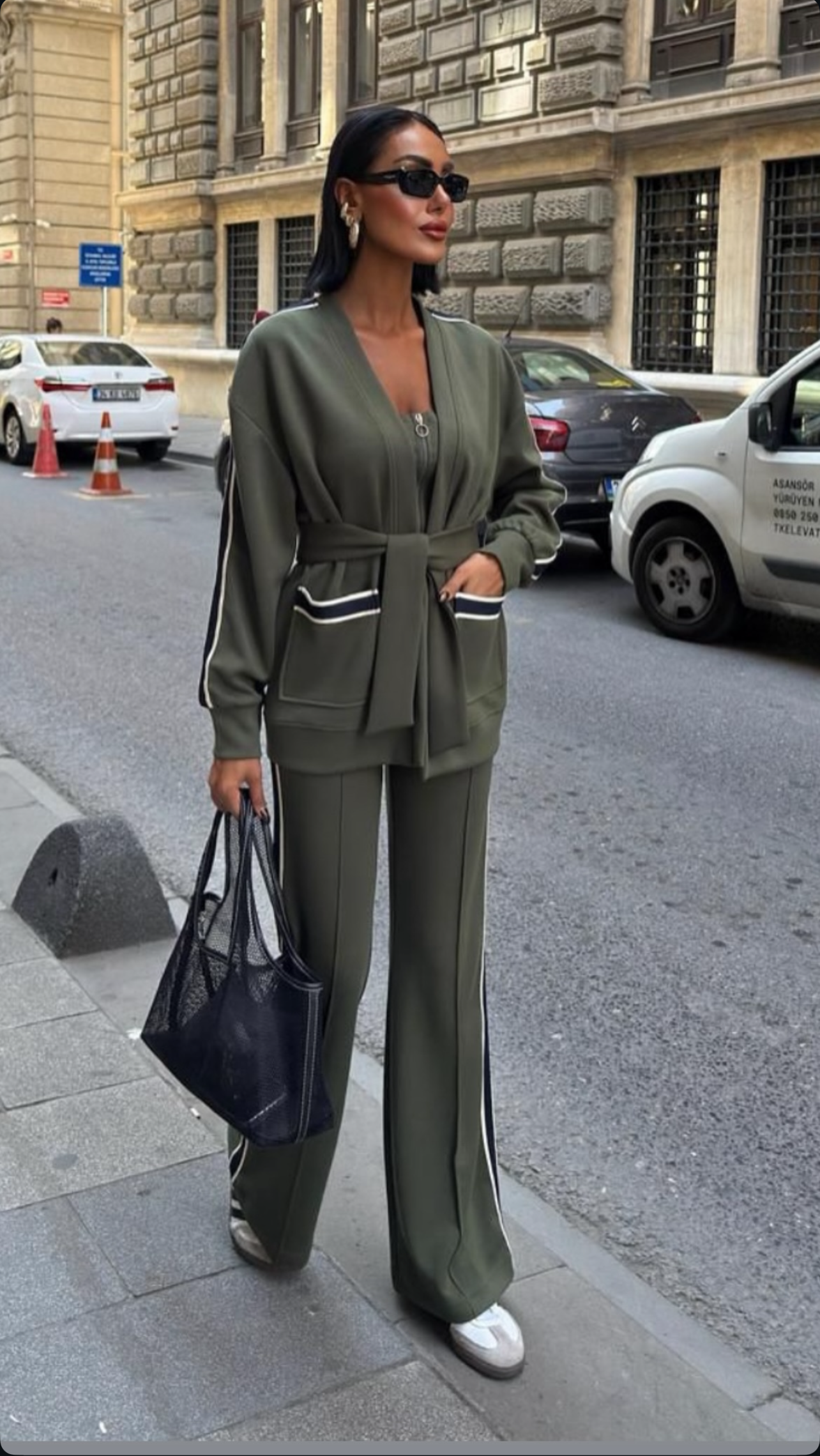 Σετ 3 τεμαχίων, μπλούζα με φερμουάρ, ζακέτα με ζώνη και εφαρμοστό παντελόνι καμπάνα - Χακί