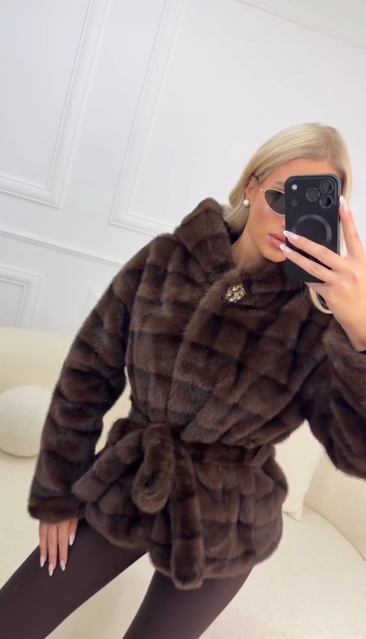 Συνθετική γούνα με ζώνη, κουκούλα και καρφίτσα - Σοκολατί