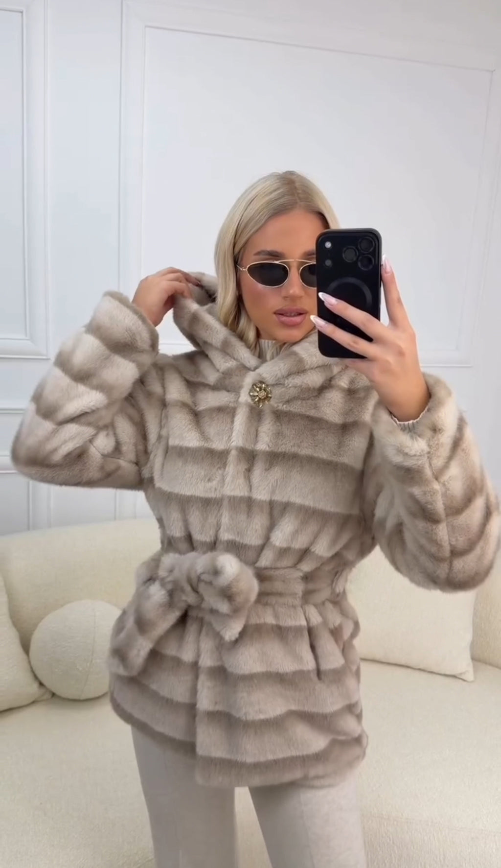 Συνθετική γούνα με ζώνη, κουκούλα και καρφίτσα - Μπεζ